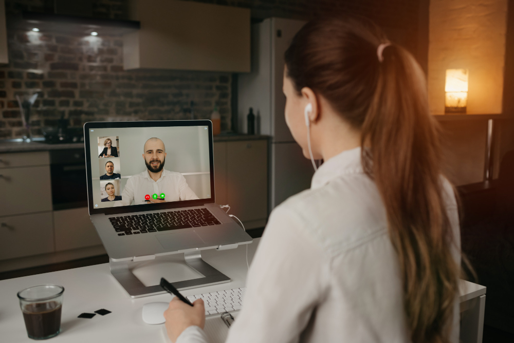 imagem de um moça em uma reunião em seu trabalho remoto trazendo a flexibilização no trabalho - Santo Caos