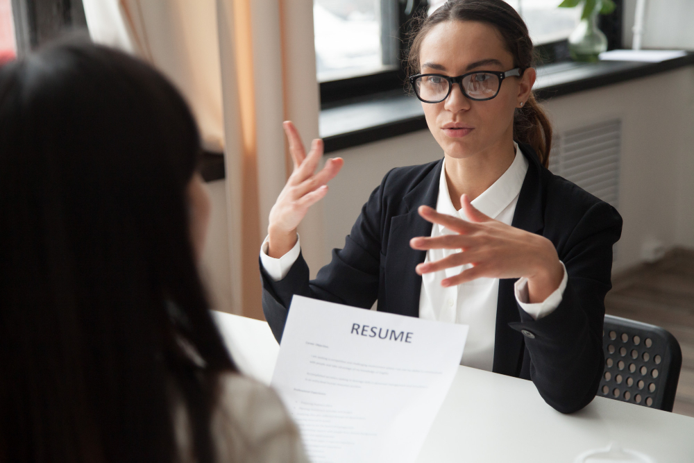 imagem de uma mulher fazendo uma entrevista em um dos processos do rh - Santo Caos